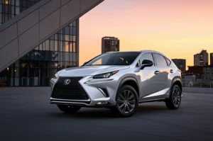 夕暮れの高層ビル街に駐車されたレクサスNX