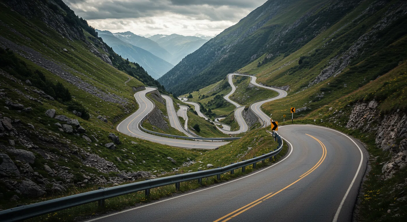 長い下り坂の道路風景