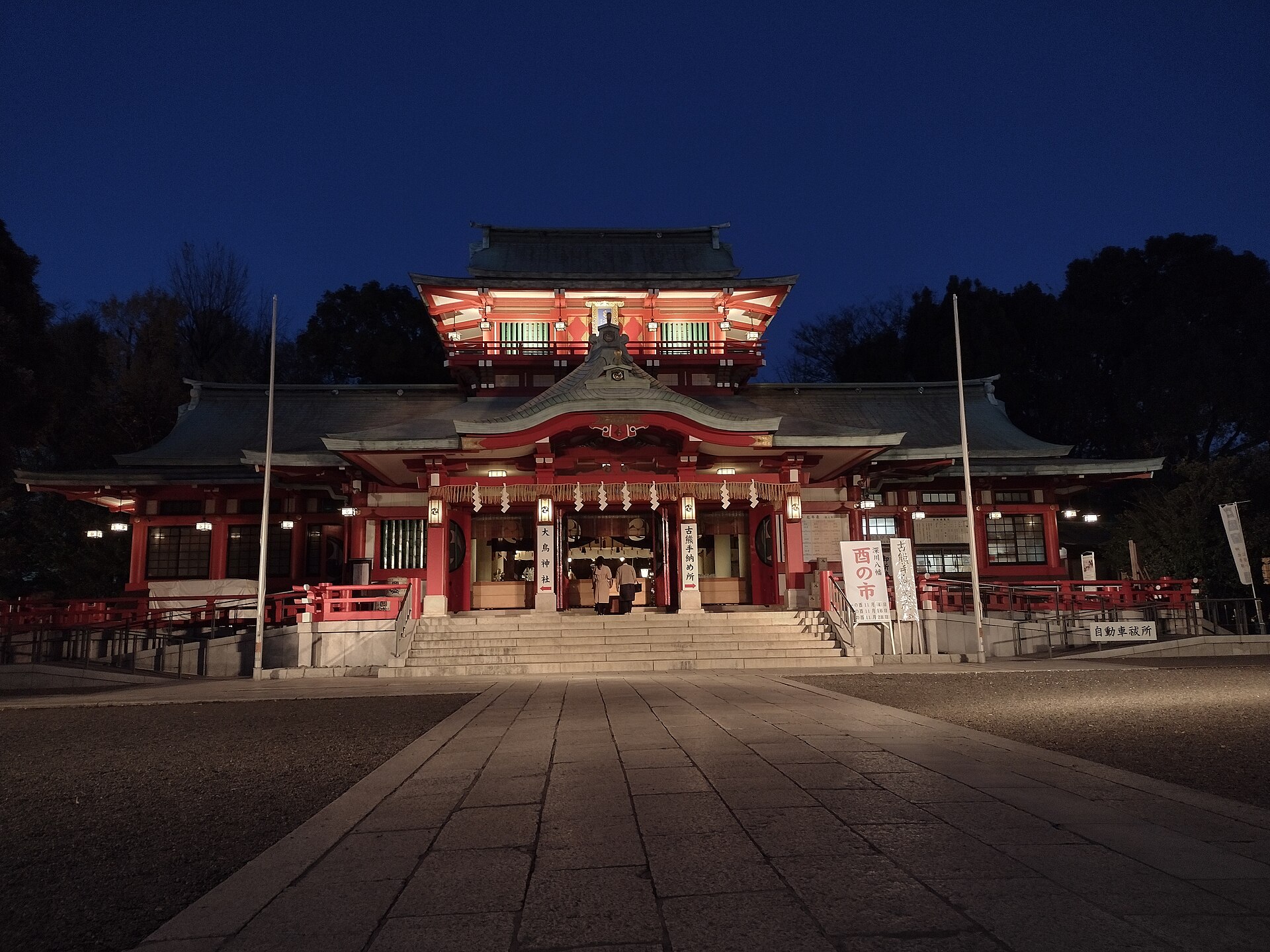 夜になるとライトアップされる富岡八幡宮,プロドライバーが選ぶ!東京の最強交通安全お守り神社5選