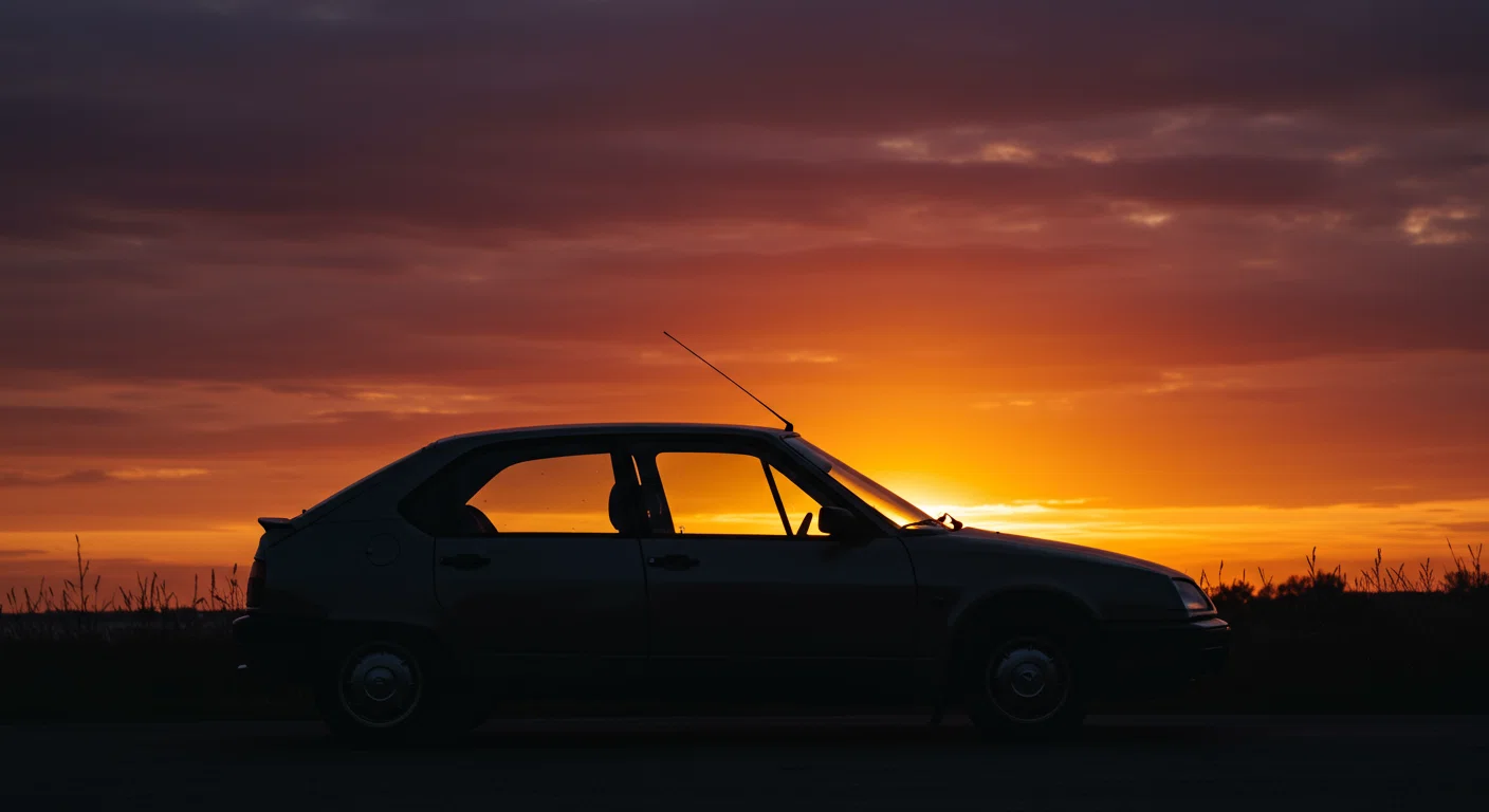 夕日を背景に駐車されたシトロエン。車体のシルエットと美しい夕焼けが調和した芸術的な一枚