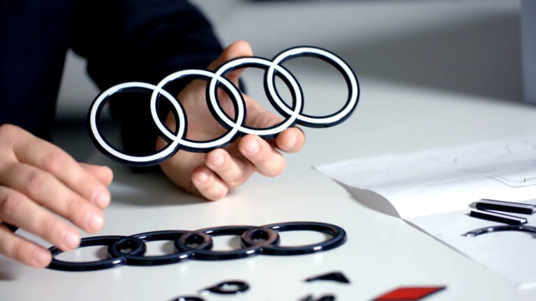 AUDIロゴの意味と歴史｜四つの輪が示すアウディの哲学と本物の価値を徹底解説