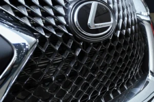 レクサスのスピンドルグリルのクローズアップ