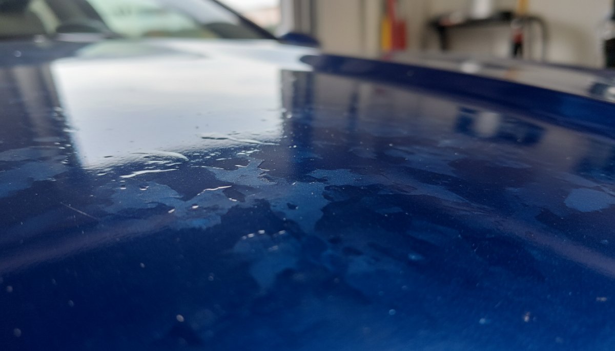 車のボディ表面に発生した施工ムラの様子
