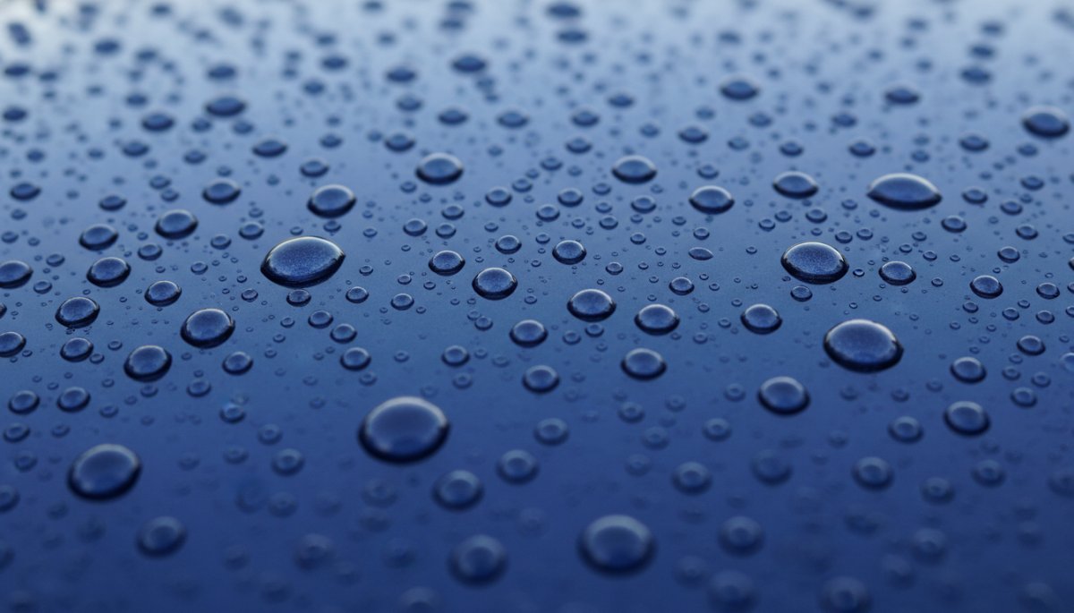ガラスコーティングが施された車のボディ表面の撥水効果