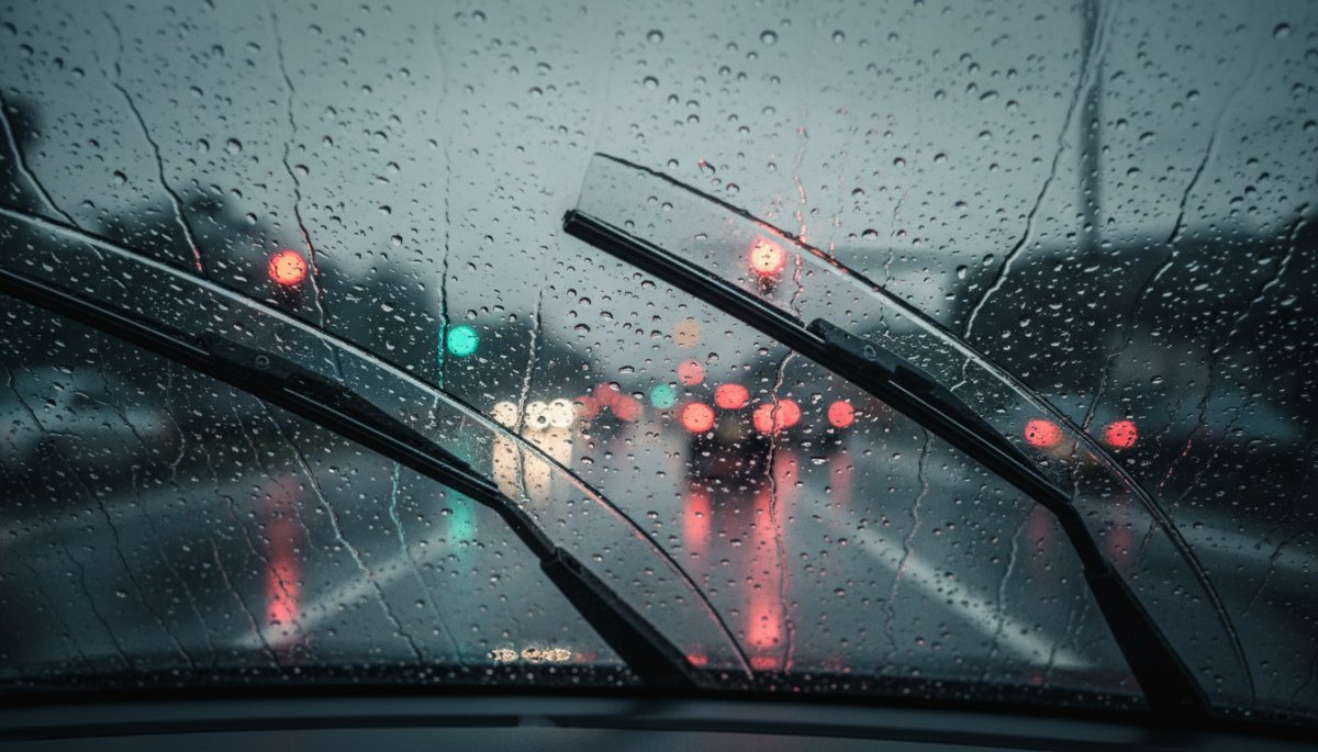雨天時の安全運転イメージ