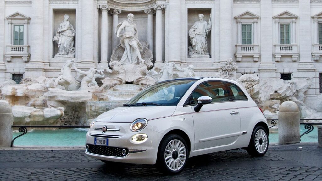 フィアット500に乗ってる女性の特徴とは？オーナーの本音と魅力を徹底解説