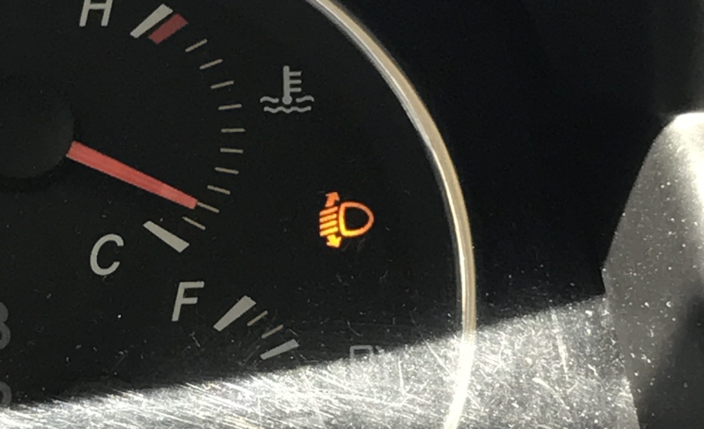 アルファードのヘッドライト警告灯が突然点灯！まずは落ち着いて