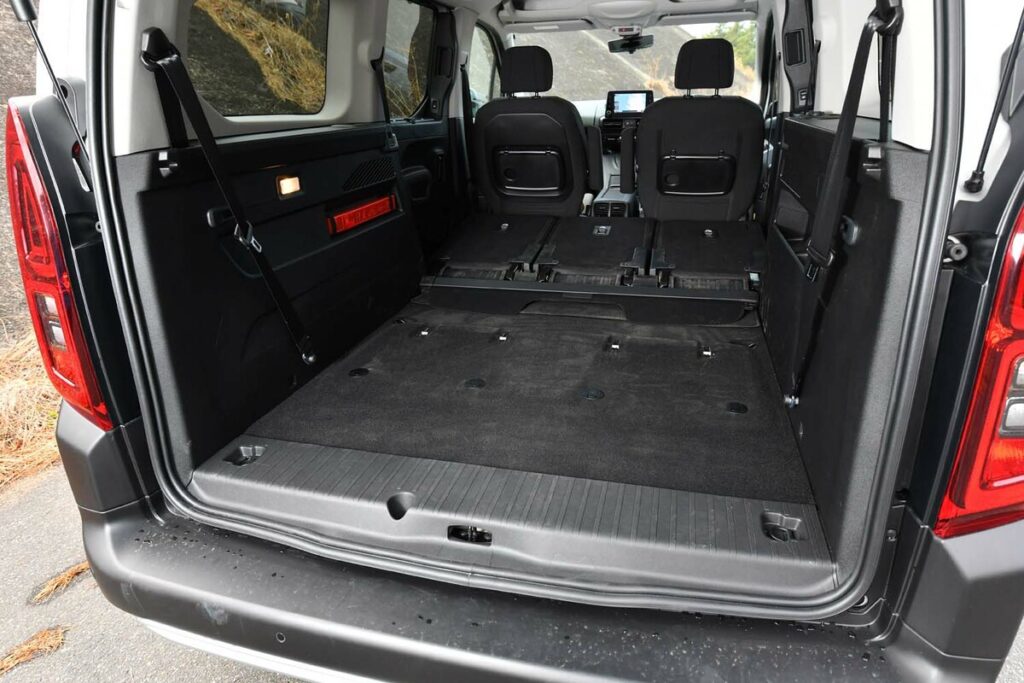 圧倒的な積載能力

ベルランゴ最大の魅力は、その圧倒的な積載能力です。

シートアレンジすれば、最大容量が2,126Lまで広くなります。この広さは、大人数でのドライブや荷物を多く積む方にとって、非常に魅力的です。キャンプ用品やスポーツ用具、大型の家具まで、様々なものを積載できる柔軟性があります。