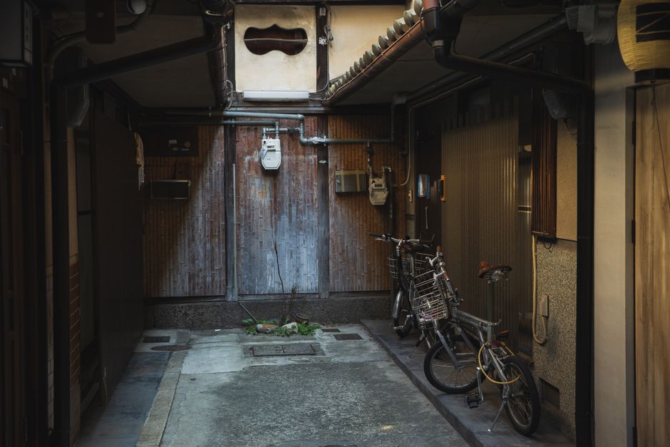 電動自転車はセカンドカーの代わりになる?高級車オーナーの本音比較 5 自宅前に停めた電動自転車