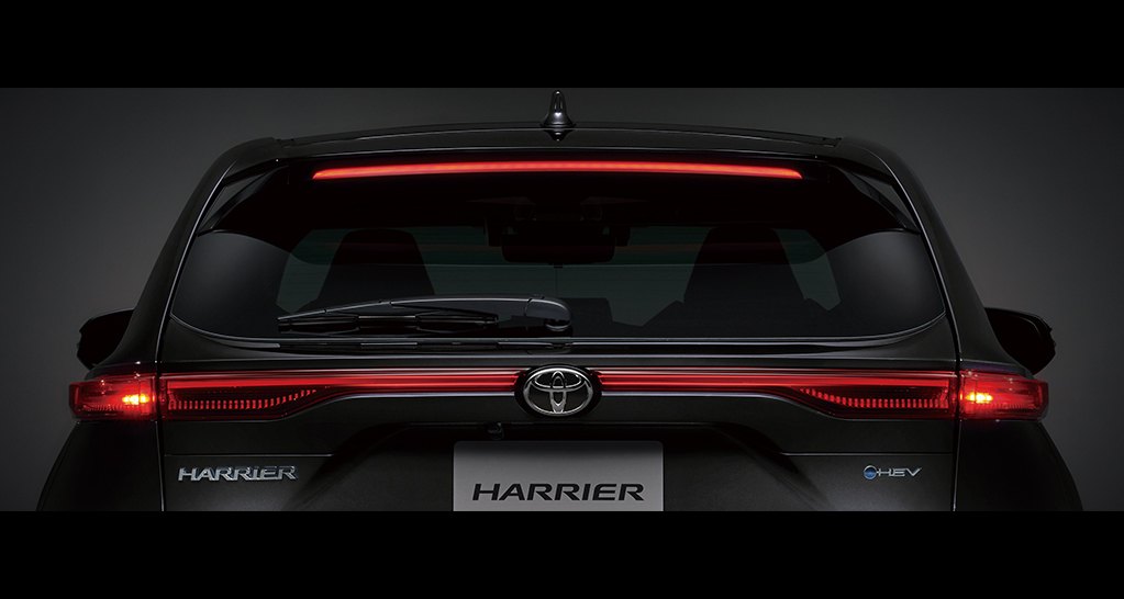 ハリアー PHEV 補助金は本当に得か?2026年度の補助額と申請の流れ 4 ハリアー PHEV 補助金 リア一文字テールランプ点灯