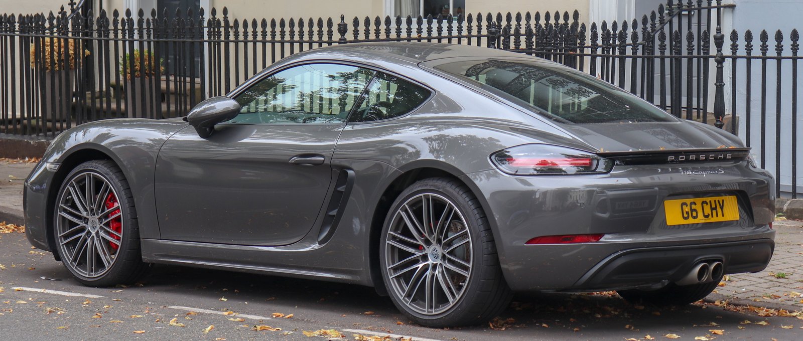 ポルシェ ケイマンの内装の質感を徹底レビュー!2026最新モデルの魅力 5 Porsche 718 Cayman rear(interior)実写